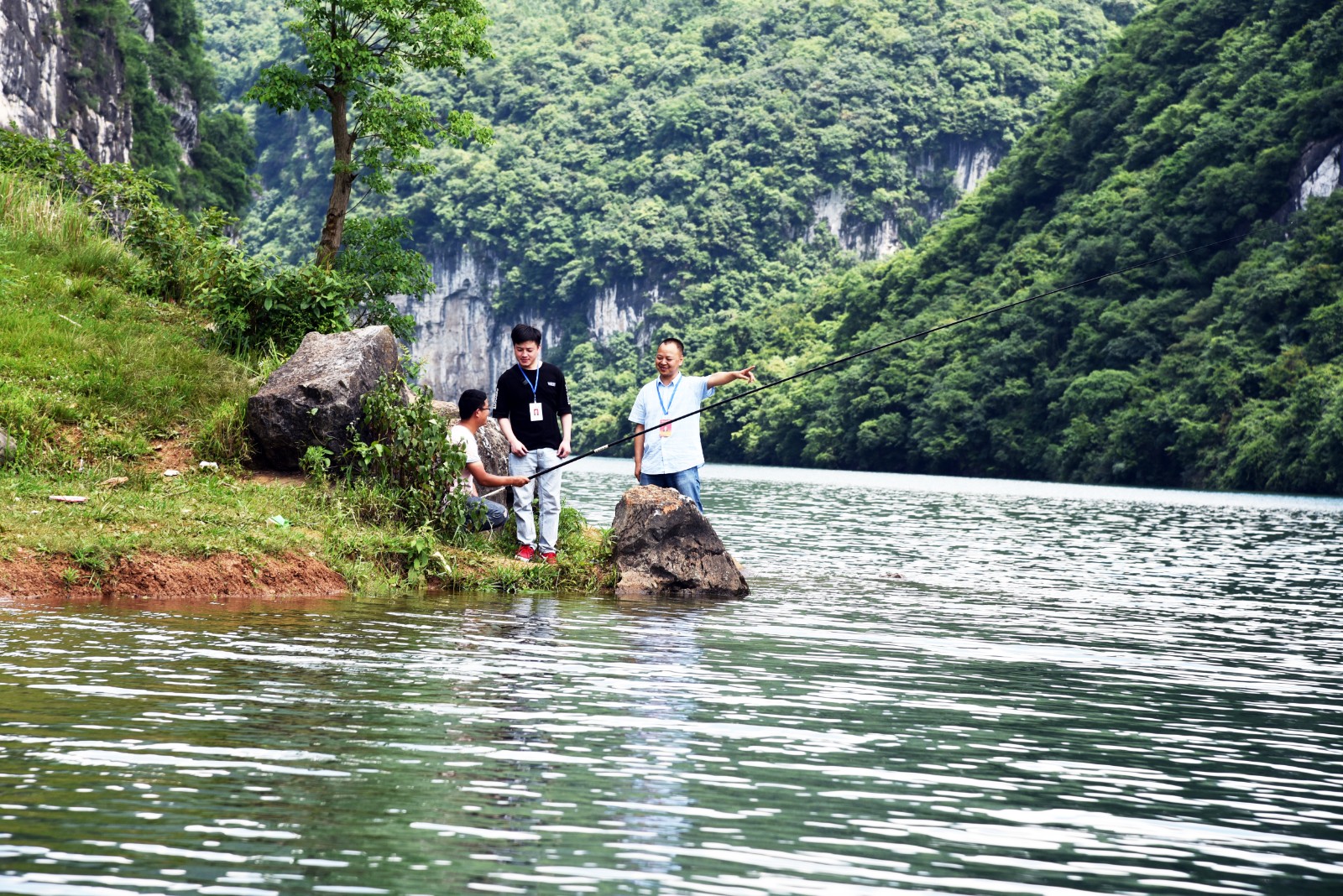 2021年6月17日，在贵州省黔西市铁石苗族彝族乡许家坝村索桥渡口，乡纪检监察干部向群众了解一人一杆一钩等“十年禁渔”相关政策落实情况。 熊军万  摄.jpg